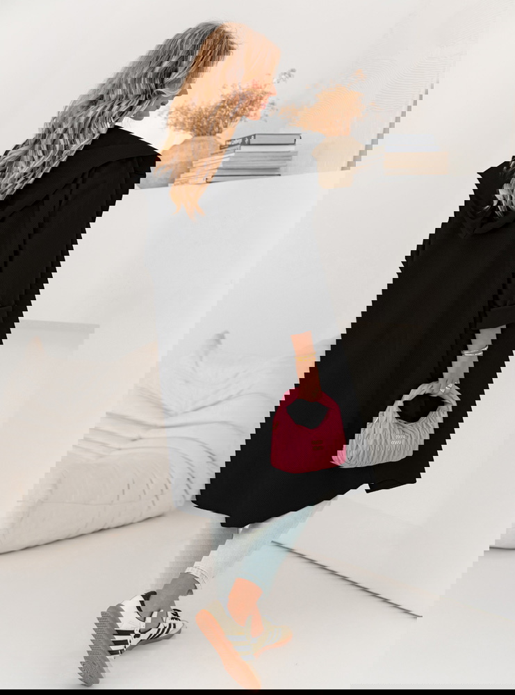 Czarna bluza oversize zapinana na...