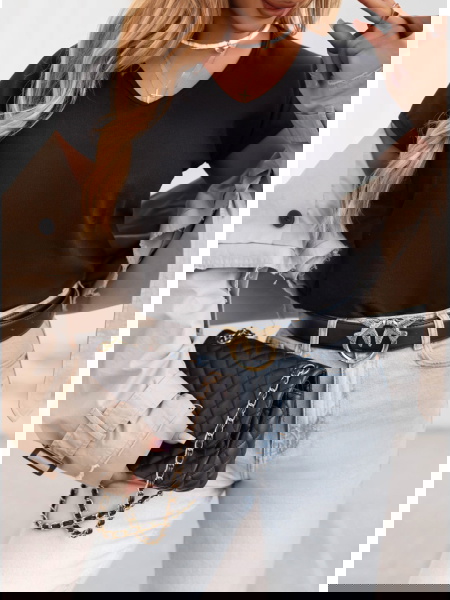 Czarna koszulka z dekoltem... 2