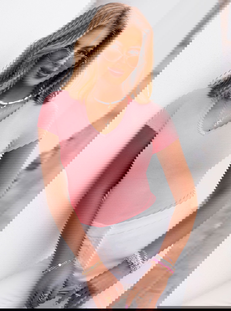 Pudrowa koszulka z dekoltem w serek...