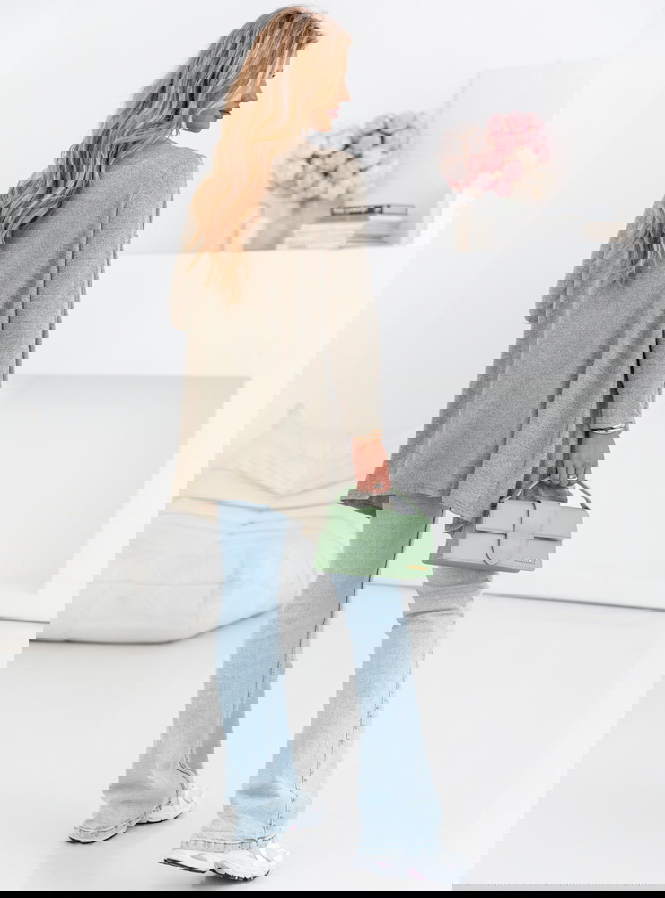 Beżowy kardigan z ozdobnymi perełkami...