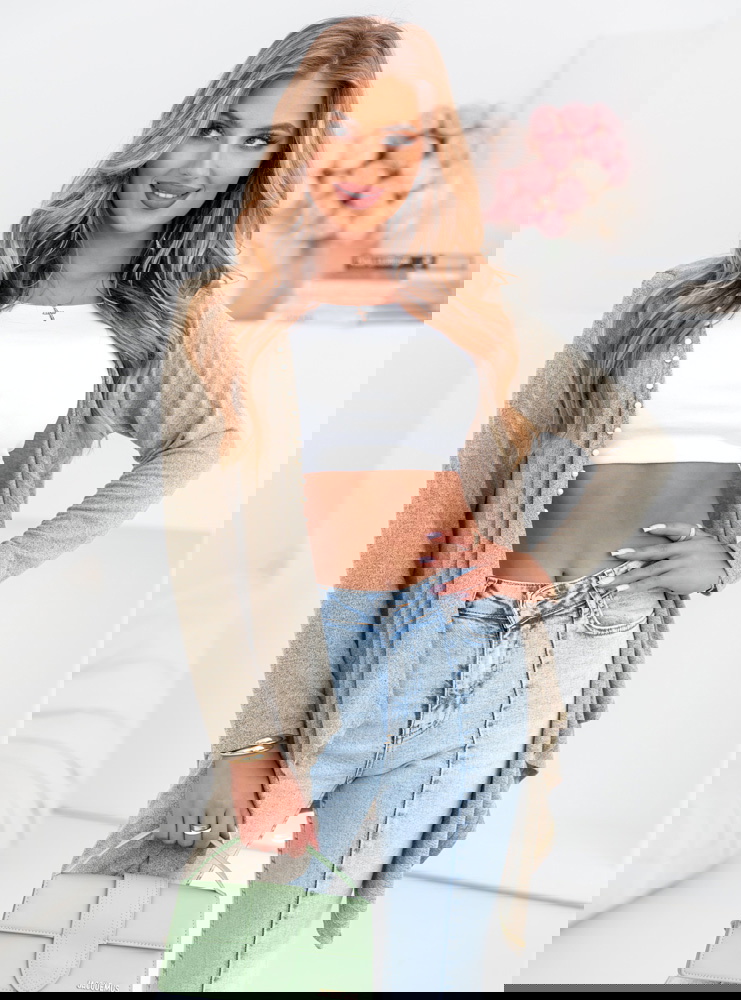 Beżowy kardigan z ozdobnymi perełkami...