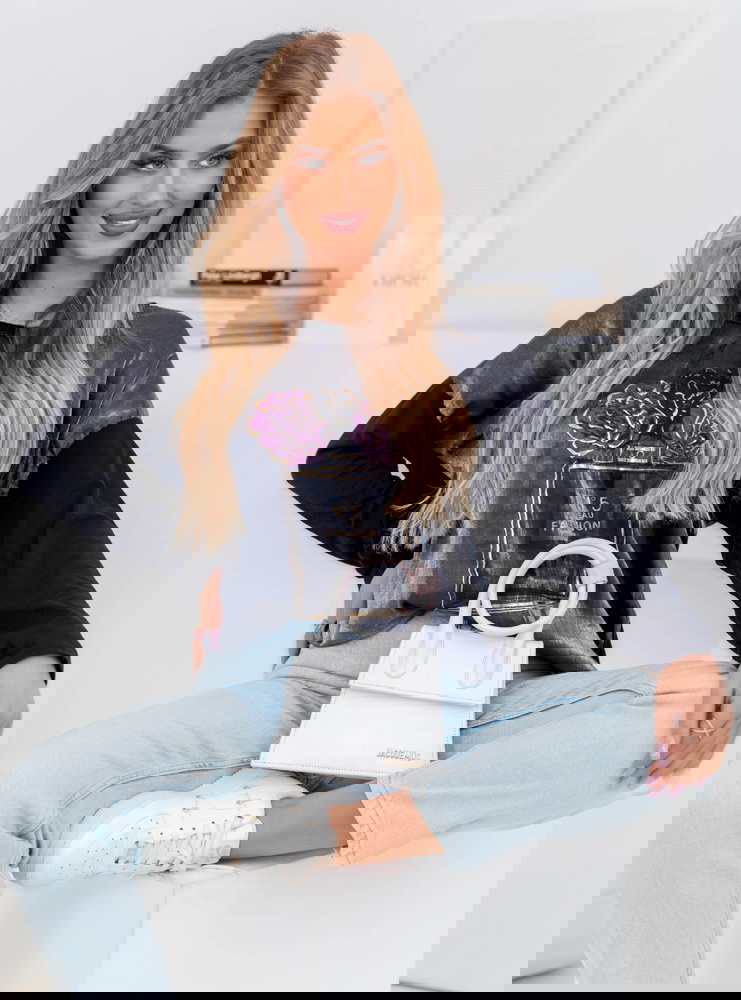 Czarna bluzka z ozdobnym nadrukiem...