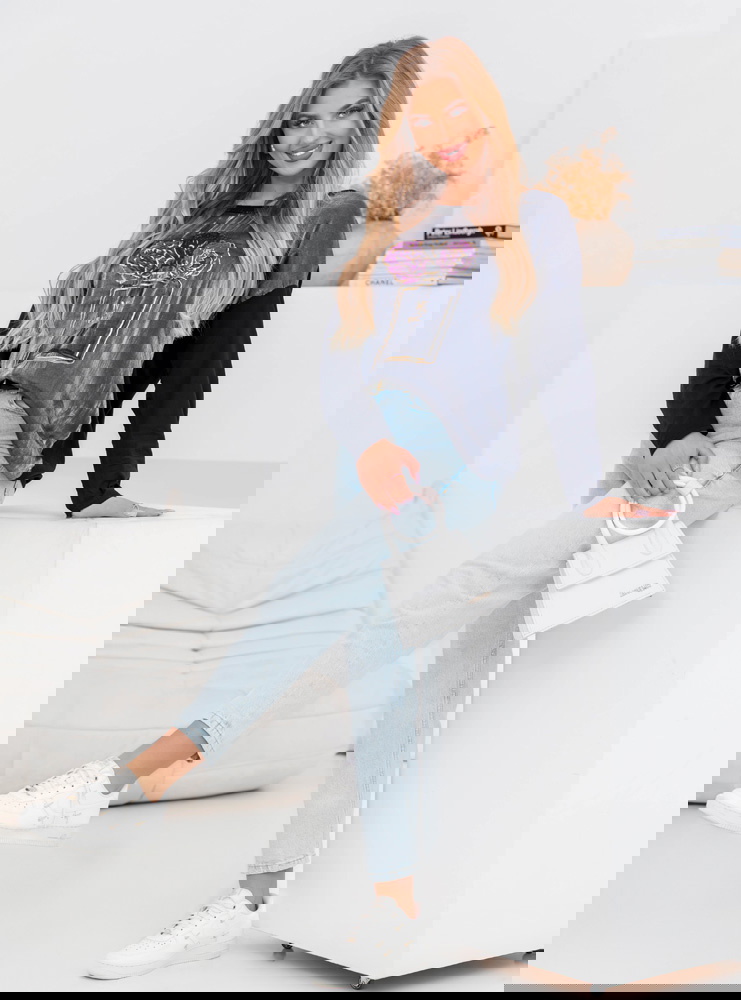 Czarna bluzka z ozdobnym nadrukiem...