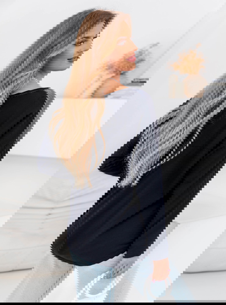 Czarna bluzka z ozdobnym nadrukiem...