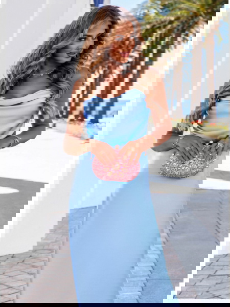 Błękitna satynowa sukienka... 2