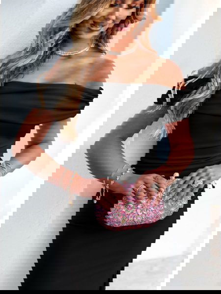 Czarna dopasowana sukienka... 2