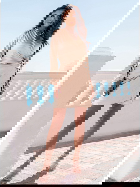 Beżowa satynowa sukienka... 2