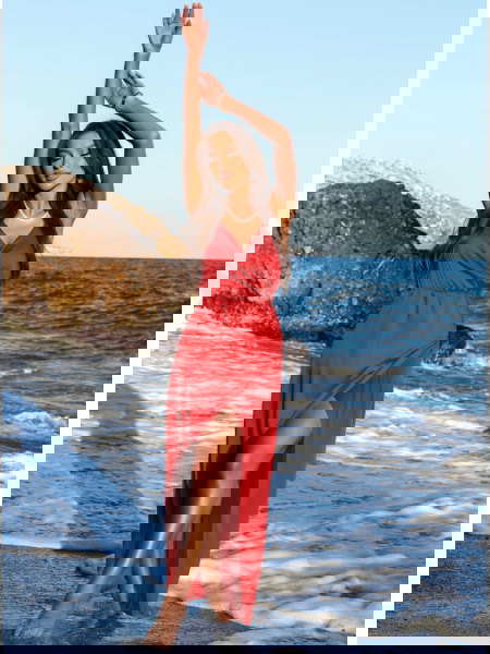 Malinowa satynowa sukienka... 2