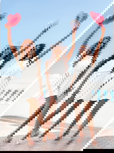 Biała sukienka z wiązaniem... 2