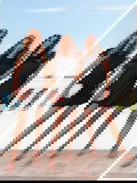 Czarna sukienka z wiązaniem... 2