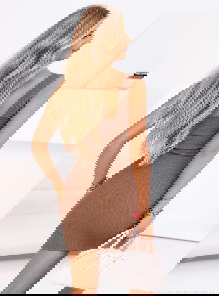 Prążkowana sukienka na ramiączkach...