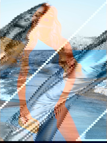 Błękitna satynowa sukienka... 2