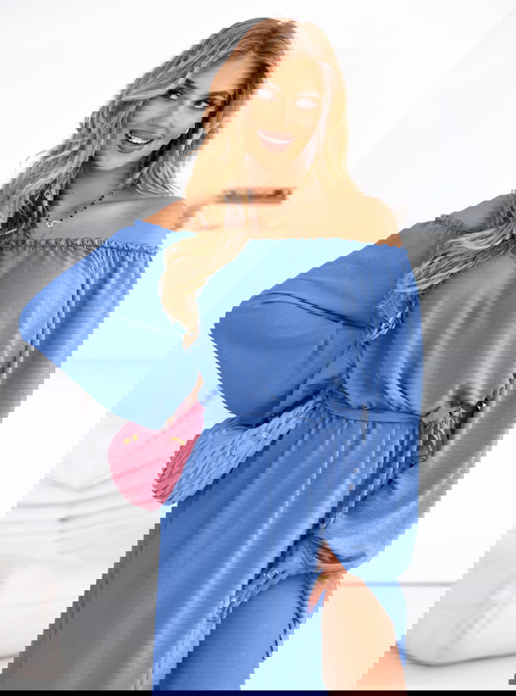 Niebieska długa sukienka typu...