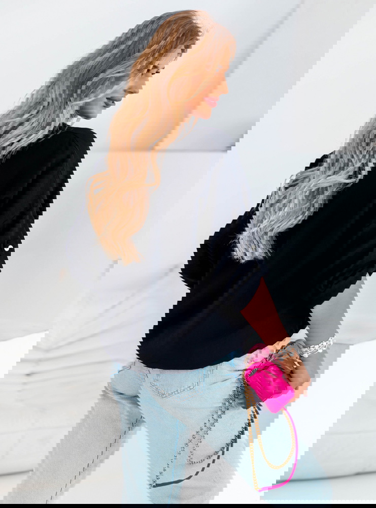 Czarna bluzka z ozdobnym nadrukiem...