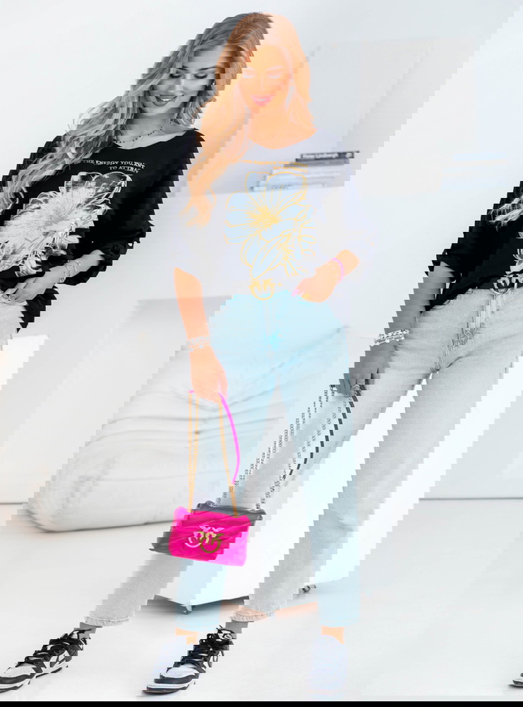 Czarna bluzka z ozdobnym nadrukiem...