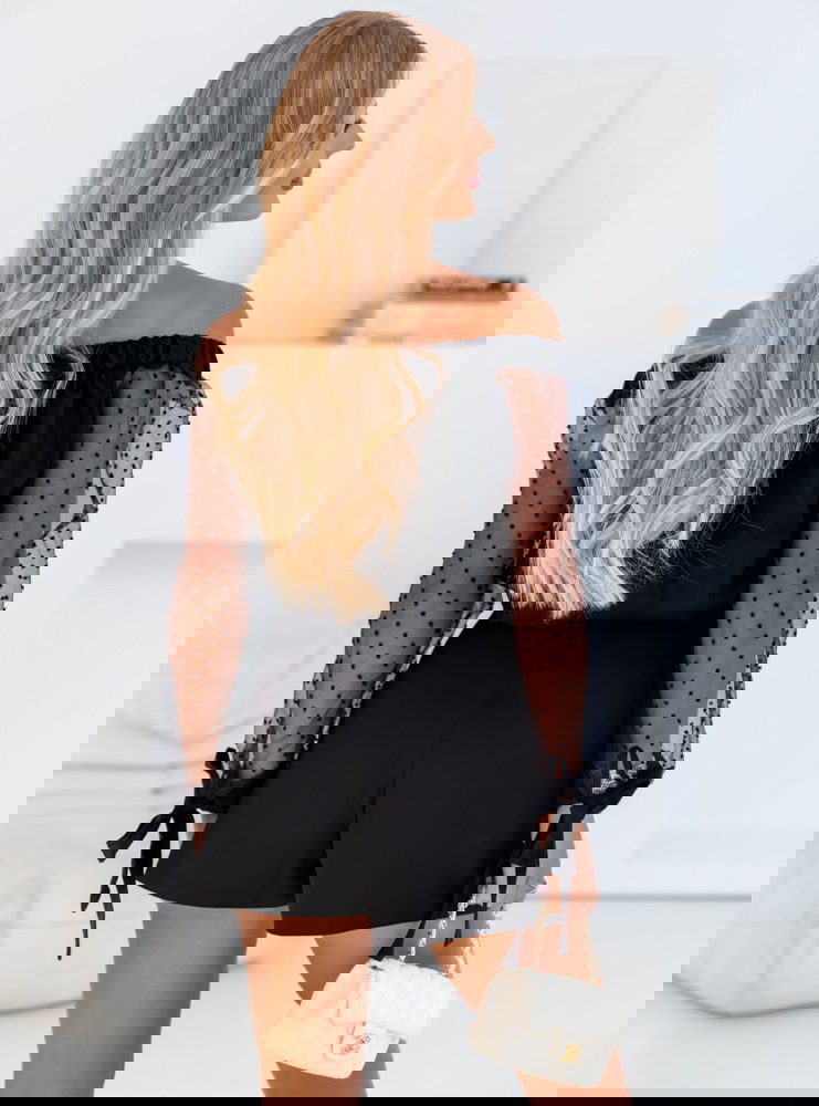 Czarna bluzka z tiulowymi rękawami...