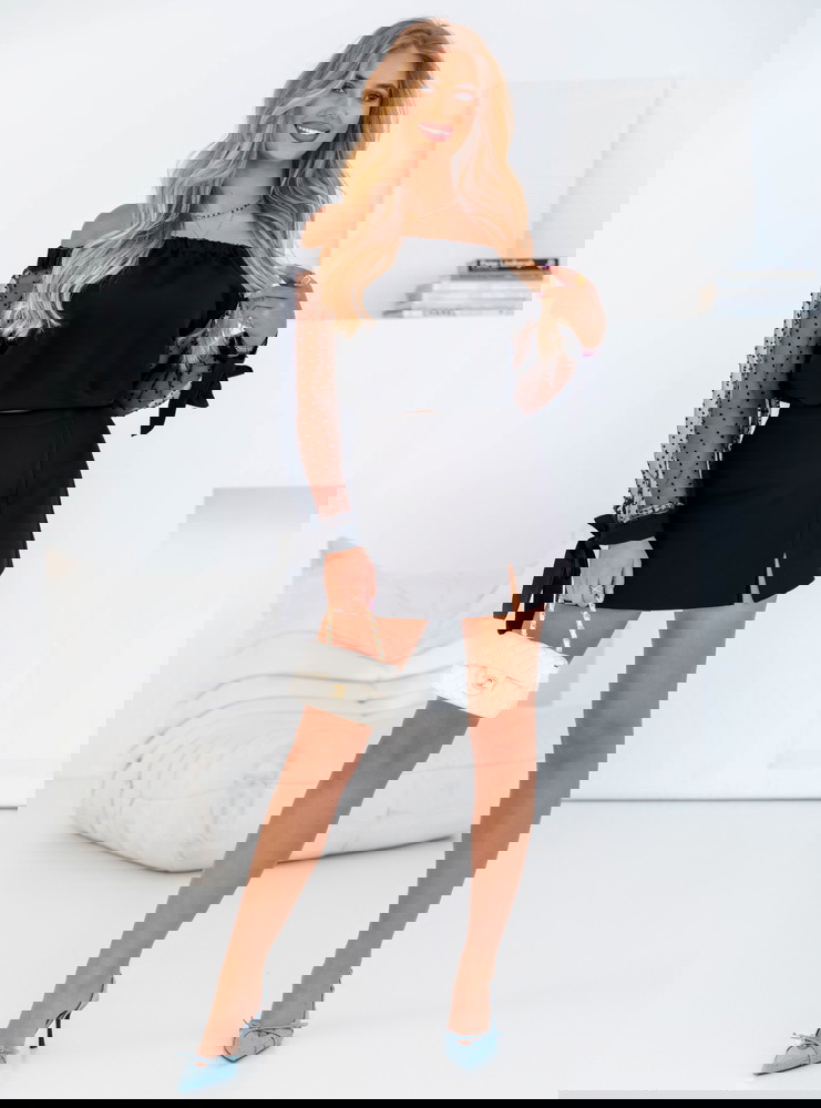 Czarna bluzka z tiulowymi rękawami...