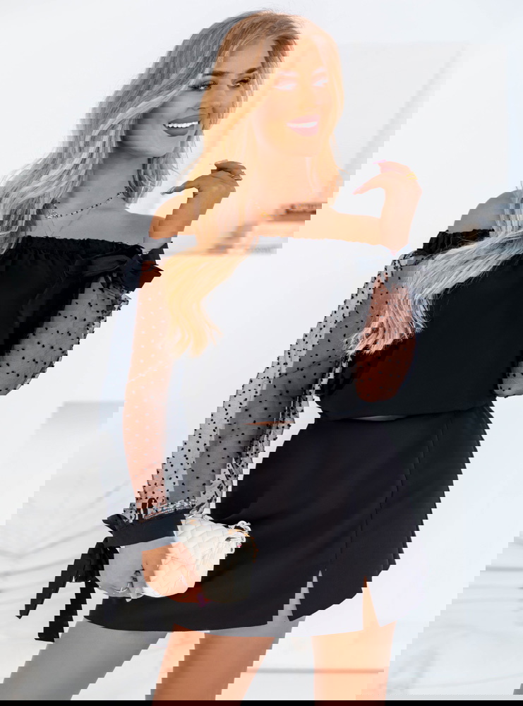 Czarna bluzka z tiulowymi rękawami...