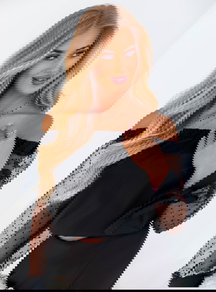 Czarna bluzka z tiulowymi rękawami...