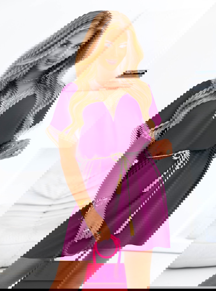 Śliwkowa sukienka mini z koronką Mevelyn