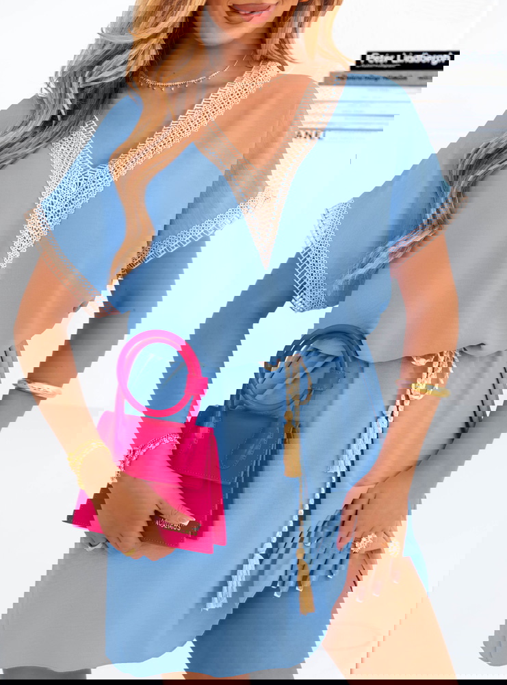 Błękitna sukienka mini z koronką Mevelyn