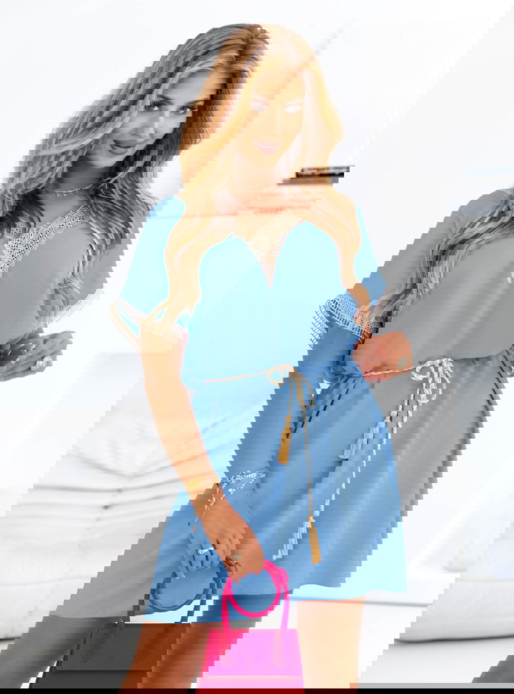 Błękitna sukienka mini z koronką Mevelyn