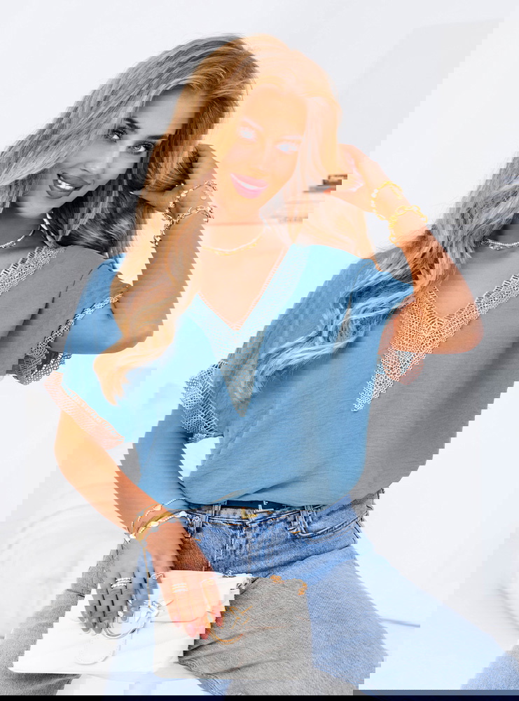 Błękitna bluzka z dekoltem w serek...