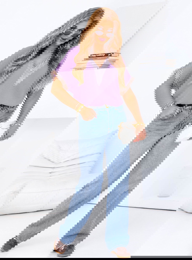 Liliowa bluzka z dekoltem w serek...