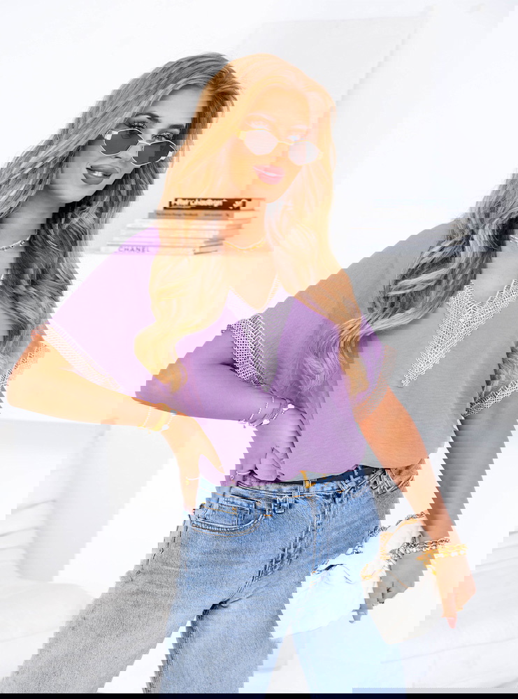 Liliowa bluzka z dekoltem w serek...