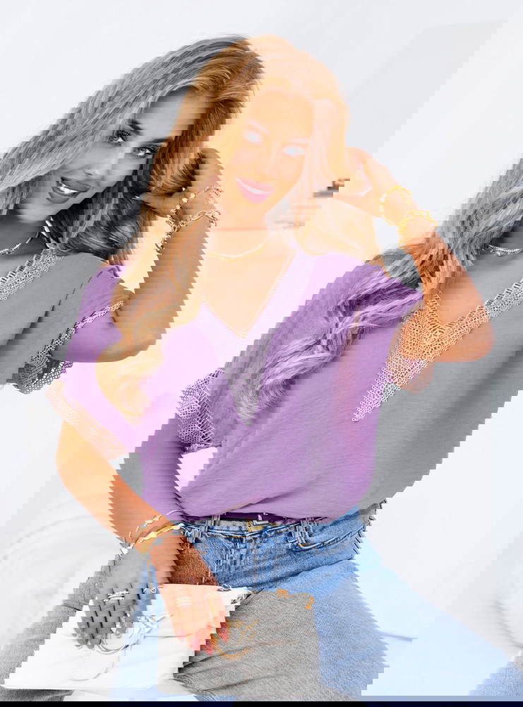 Liliowa bluzka z dekoltem w serek...