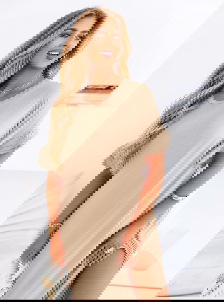 Beżowa sukienka oversize z falbanami...