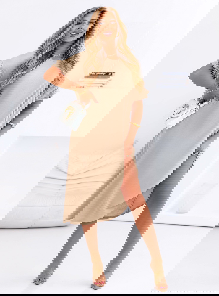 Beżowa sukienka oversize z falbanami...