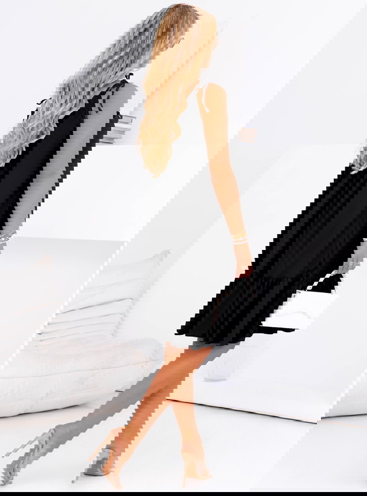 Czarna sukienka z wiązanymi...