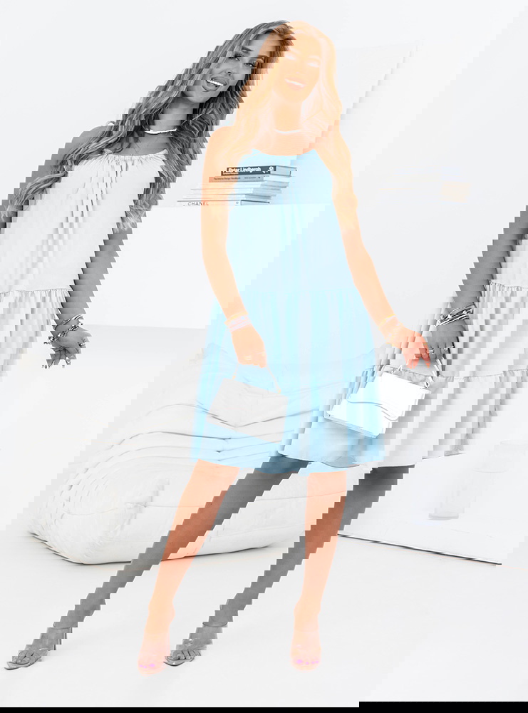 Błękitna sukienka midi na ramiączkach...