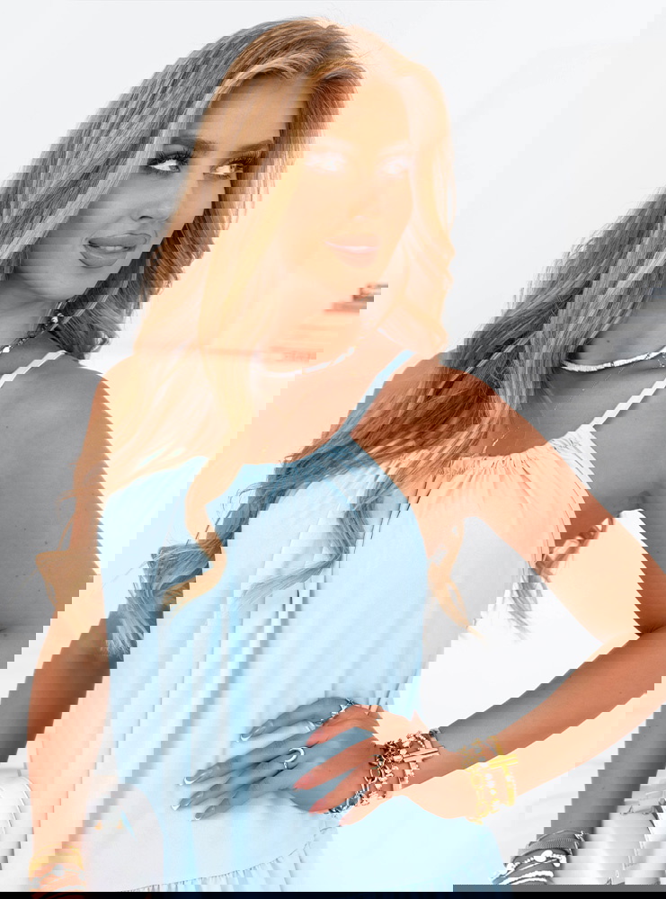 Błękitna sukienka midi na ramiączkach...