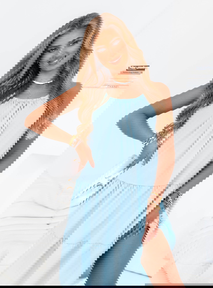 Błękitna sukienka midi na ramiączkach...