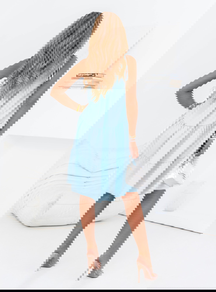 Błękitna sukienka midi na ramiączkach...