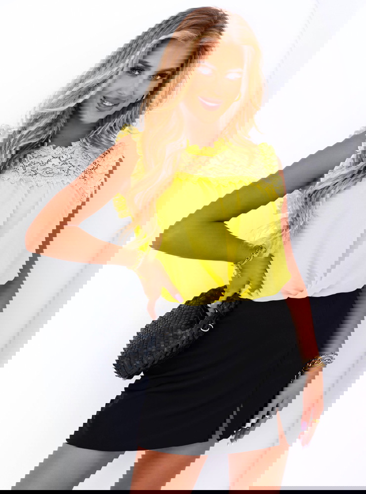 Bananowa bluzka z koronką Rizza