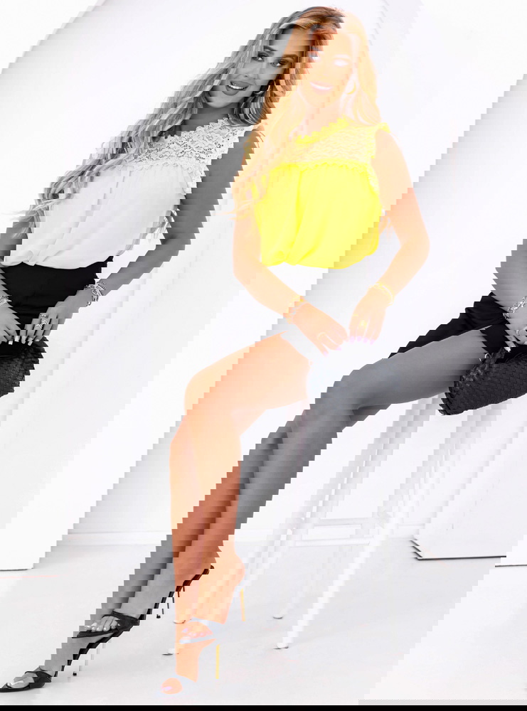 Bananowa bluzka z koronką Rizza