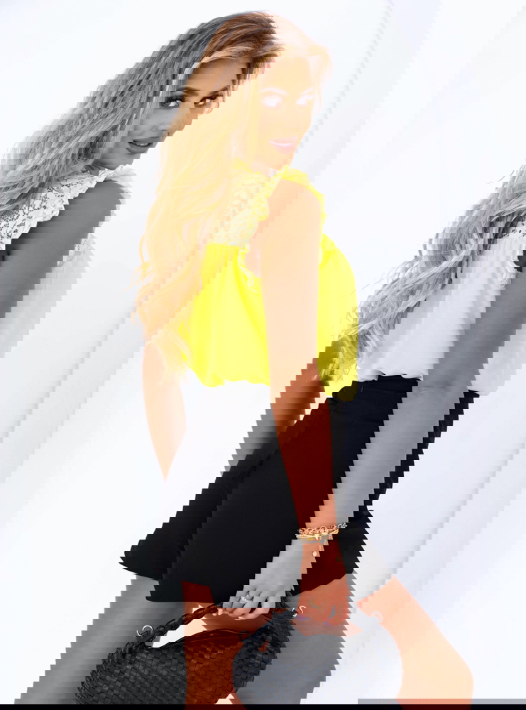 Bananowa bluzka z koronką Rizza