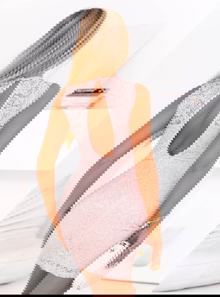 Pudrowa koronkowa sukienka Josefinia