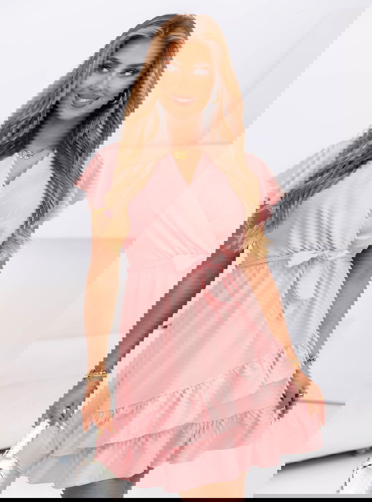 Pudrowa sukienka mini z falbanami...