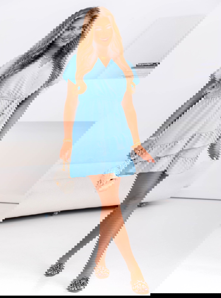 Błękitna sukienka mini z falbanami...