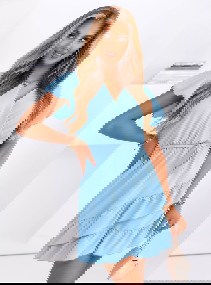 Błękitna sukienka mini z falbanami...