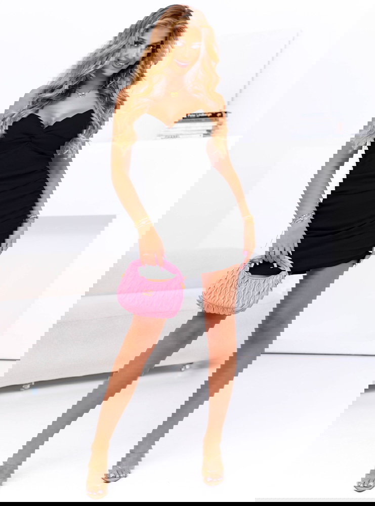 Czarna prążkowana sukienka z dekoltem...