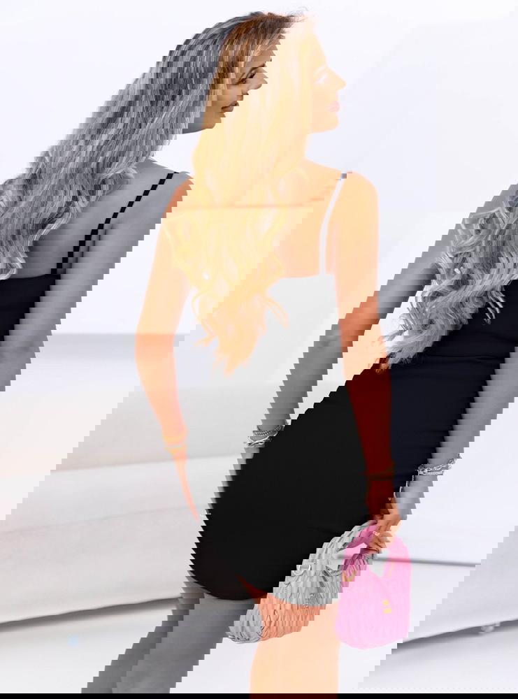 Czarna prążkowana sukienka z dekoltem...