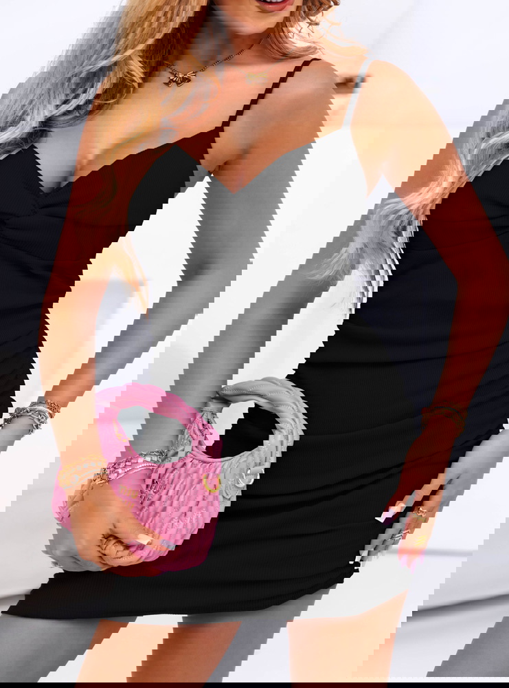 Czarna prążkowana sukienka z dekoltem...