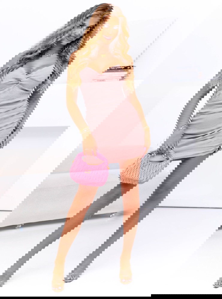 Pudrowa prążkowana sukienka z...