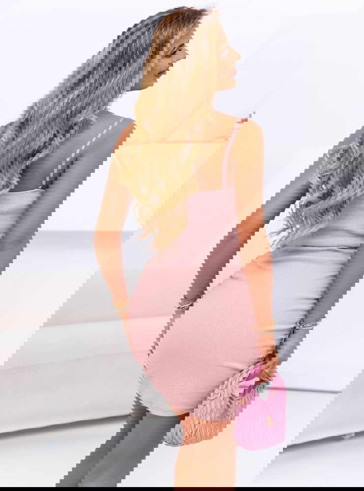 Pudrowa prążkowana sukienka z...