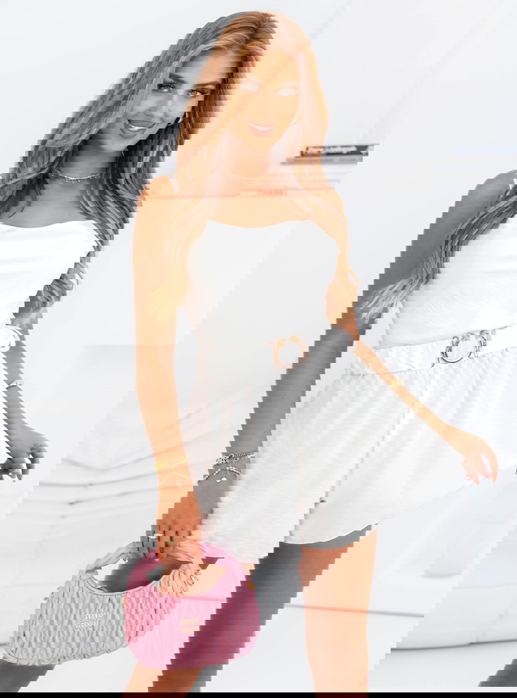 Biały kombinezon z paskiem Alesnya